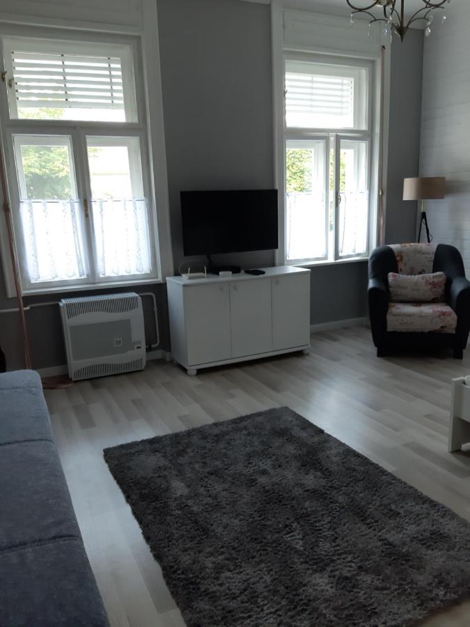 Jade Vendeghaz Apartment Papa Luaran gambar